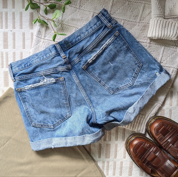 Abercrombie & Fitch | The Boyfriend Short Mid Rise | Distressed Medium Wash - Picture 8 of 9
